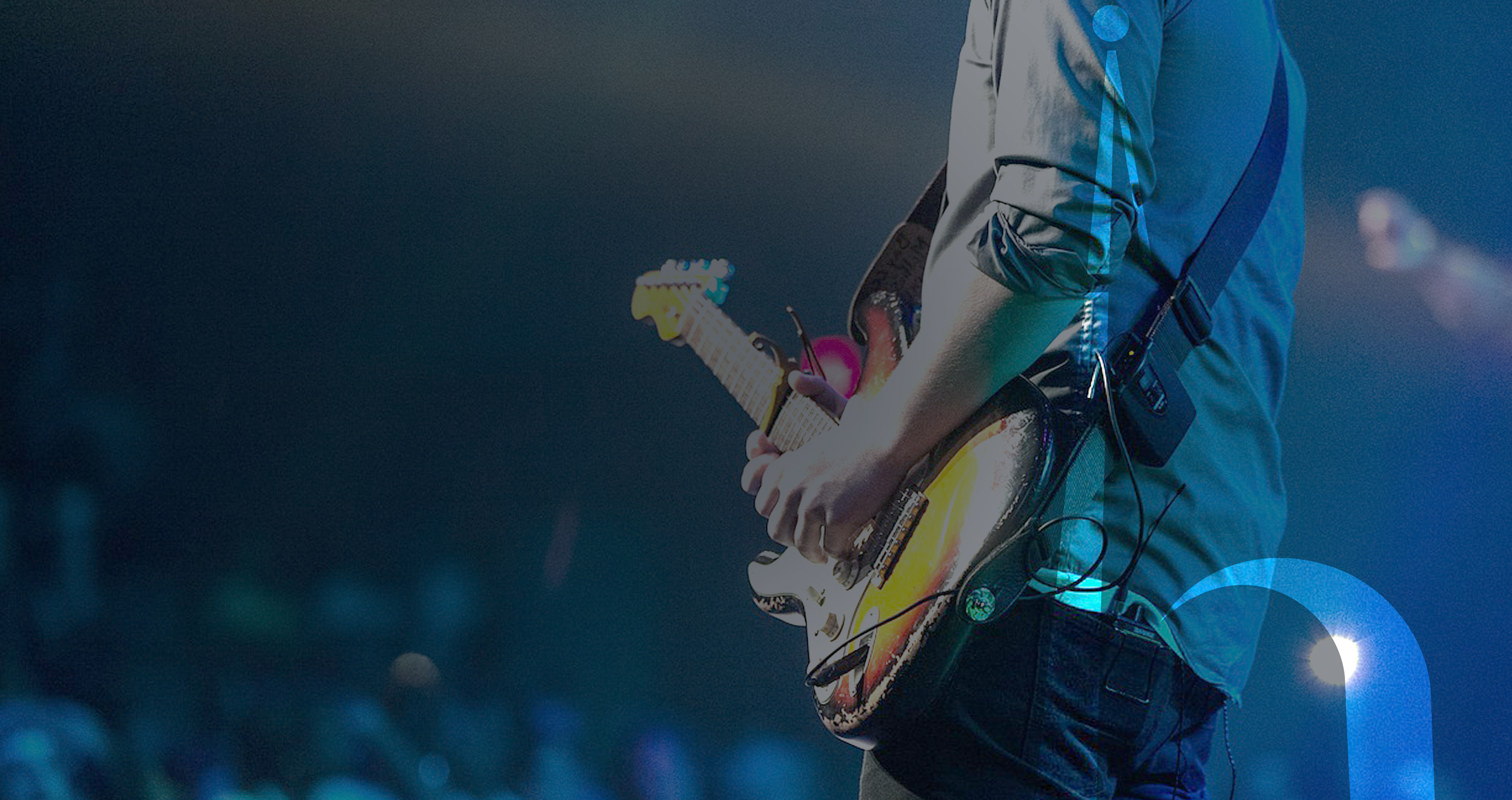 Mann mit Gitarre auf der Bühne, Konzert